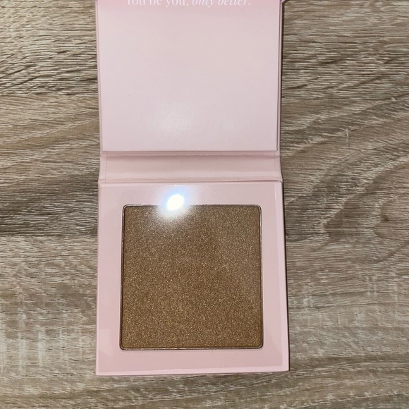 MOTD Cosmetics: Highlighting Powder - Picture 2 of 4